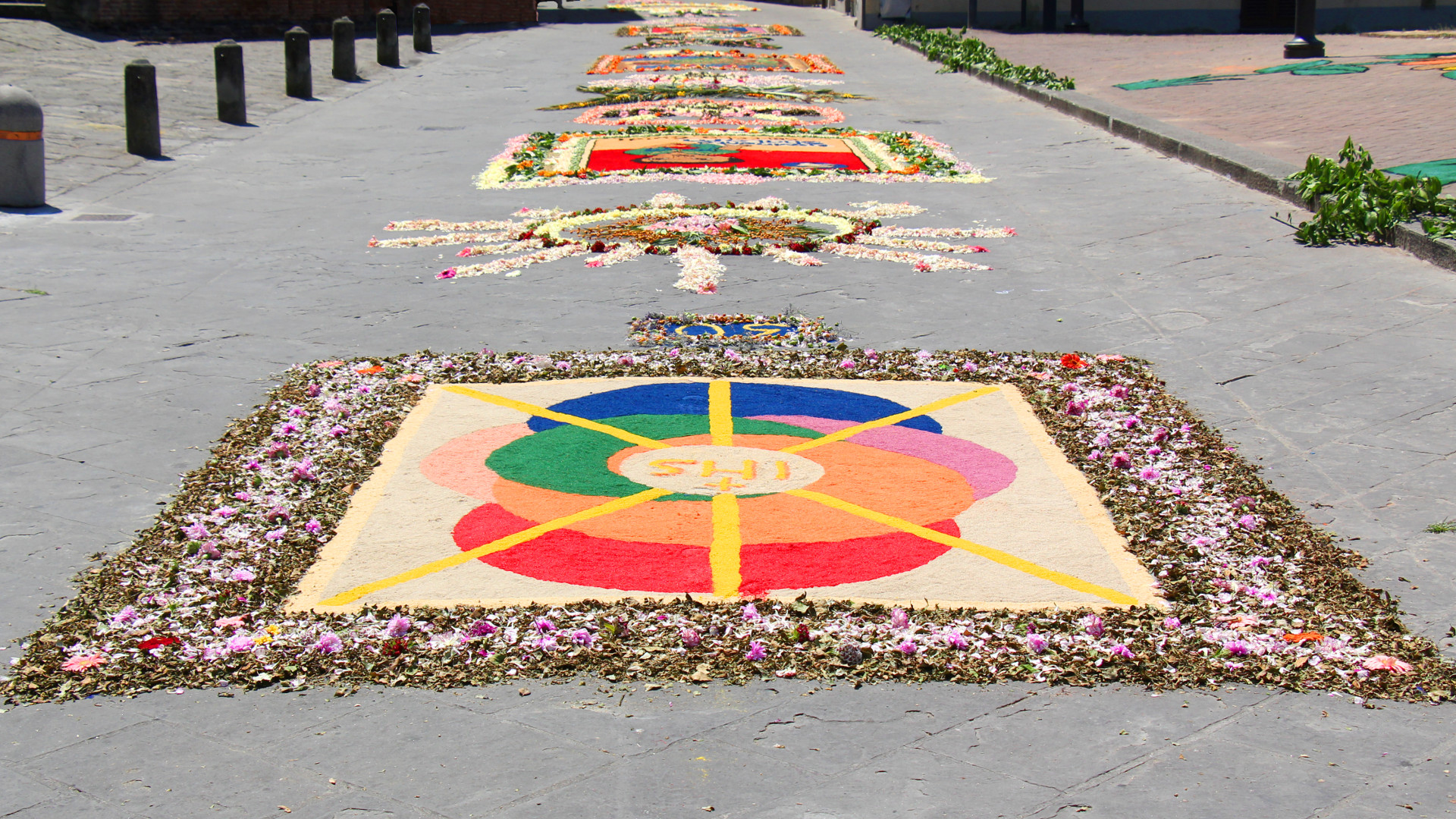 Infiorata: un tappeto di quadri floreali prende forma nelle strade del borgo